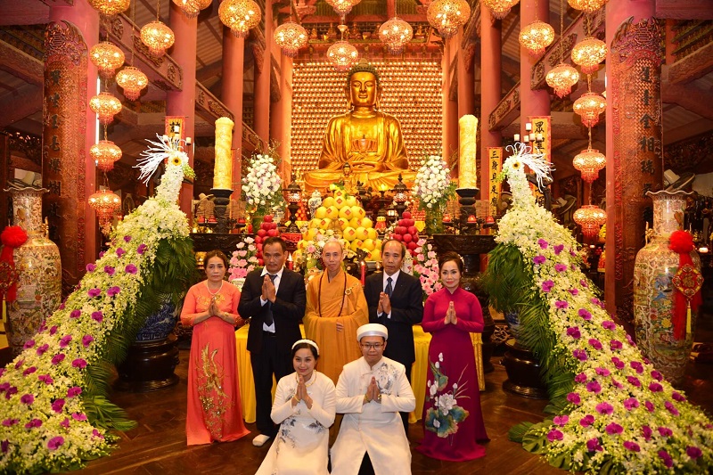 Lễ cưới được tổ chức tại chùa
