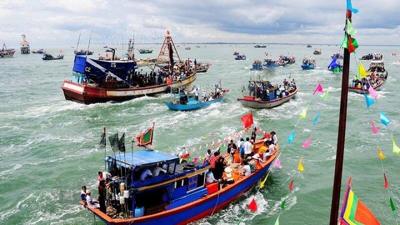 Lễ Nghinh Ông được thực hiện khi thủy triều lên vào sáng sớm