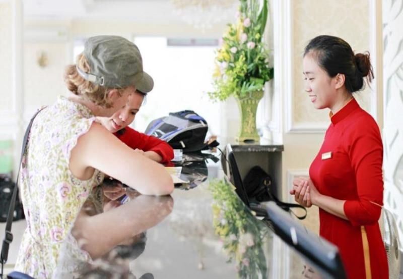 Lễ tân Spa thực hiện tiếp đón khách hàng