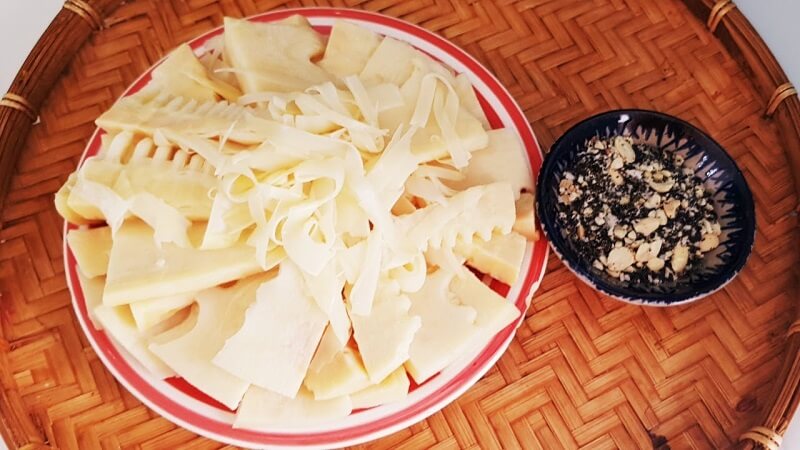 Trước khi chế biến măng cần luộc sơ qua