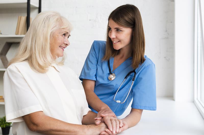 Luôn an ủi và hỗ trợ người bệnh khi cần thiết