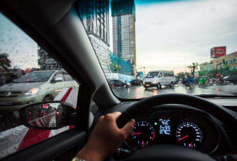 Luôn tuân thủ luật giao thông và thắt dây an toàn