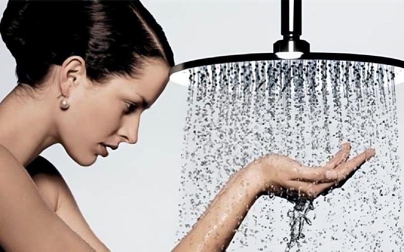 Mạch máu cơ thể giãn nở khiến bạn chóng mặt khi tắm đêm