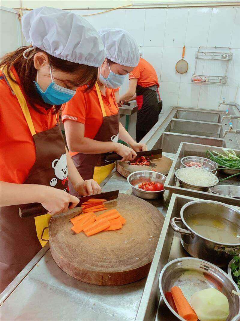 Viết phần đầu mẫu đơn xin việc nấu ăn trường mầm non