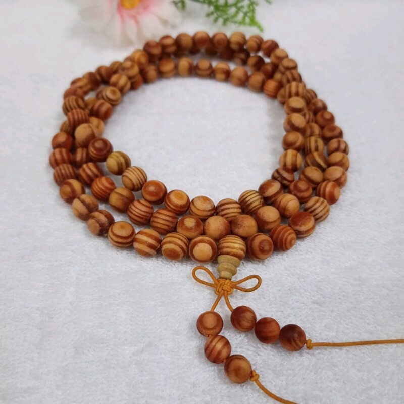 Các hạt gỗ huyết rồng có màu vàng đất tự nhiên