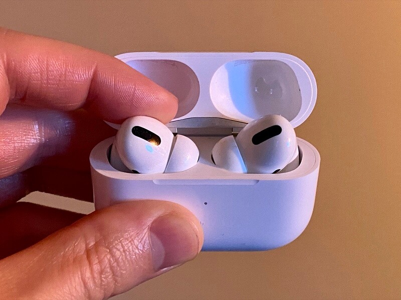 Mở nắp airpod để kết nối với android