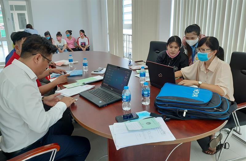 Nộp hồ sơ đã chuẩn bị theo quy định lên cơ quan BHXH