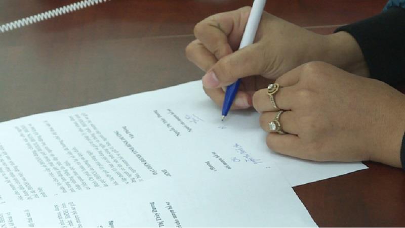 Trình báo về hành vi mượn hồ sơ đi làm