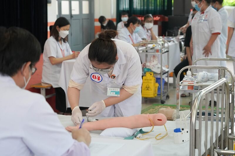 Nên chọn trở thành y sĩ hay điều dưỡng