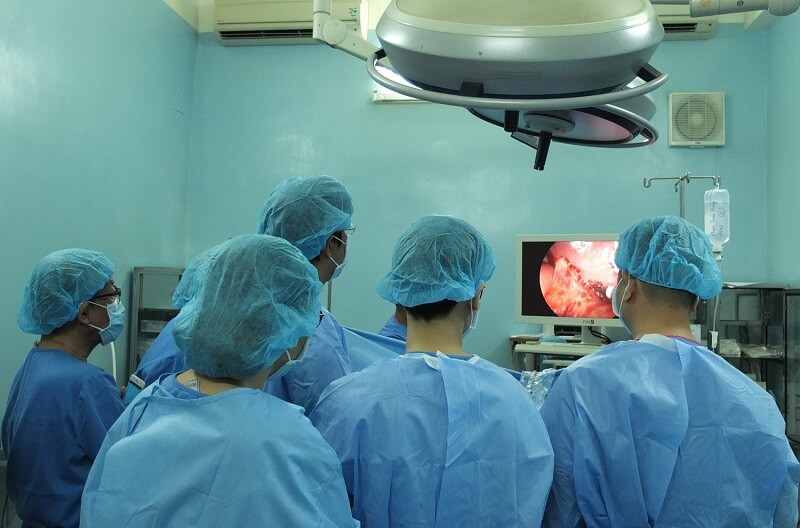 Nên đến gặp bác sĩ để được can thiệp lấy xương cá khi mắc xương lớn