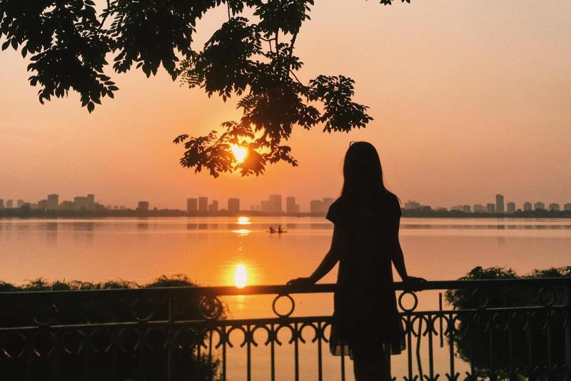 Ngắm bình minh ở Hồ Tây