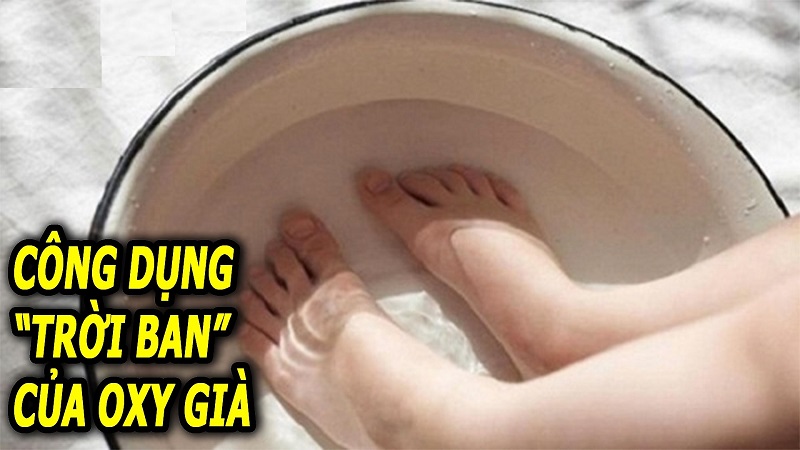 Ngâm chân với nước oxy già pha loãng