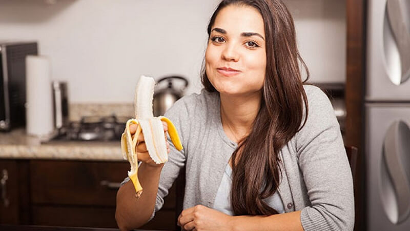 Hãy ngậm một miếng chuối chín thật to để trị hóc xương cá