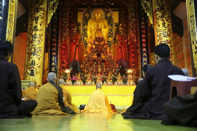 Nghi thức tiến hành cúng dường Tam Bảo