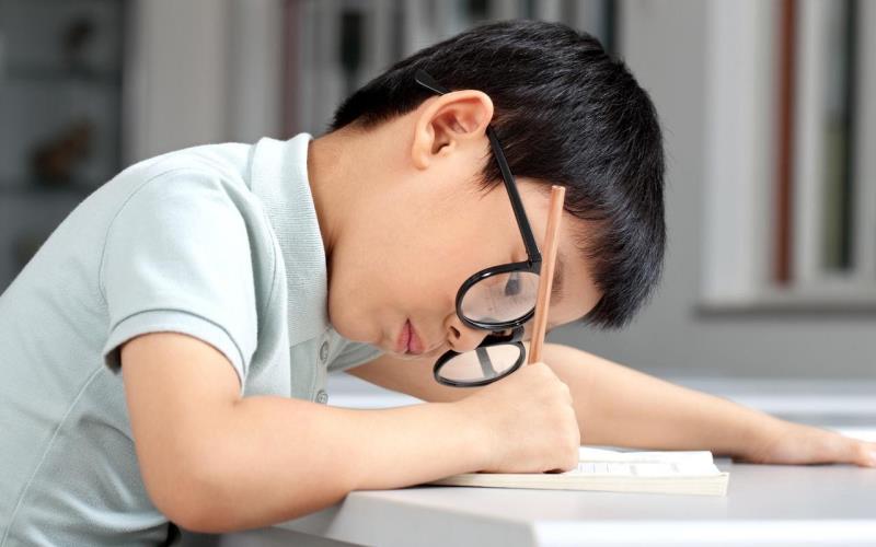 Ngồi đúng tư thế khi học giúp con giảm nguy cơ cận thị