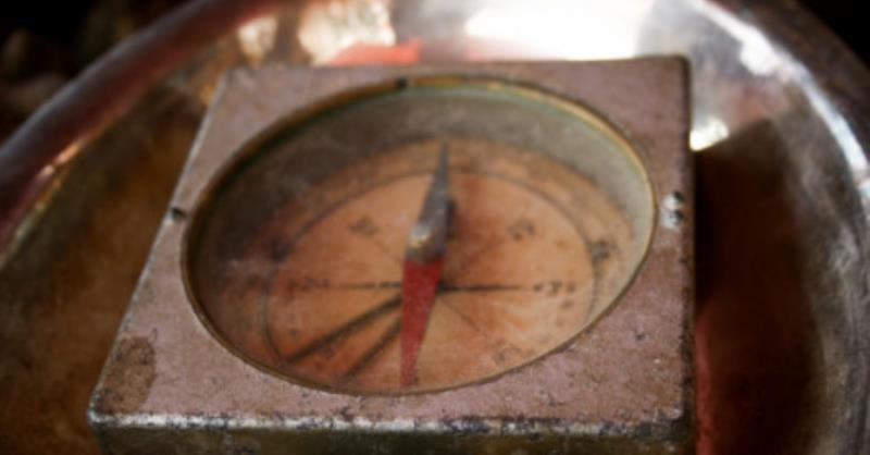 Nguồn gốc của cụm từ kim chỉ nam