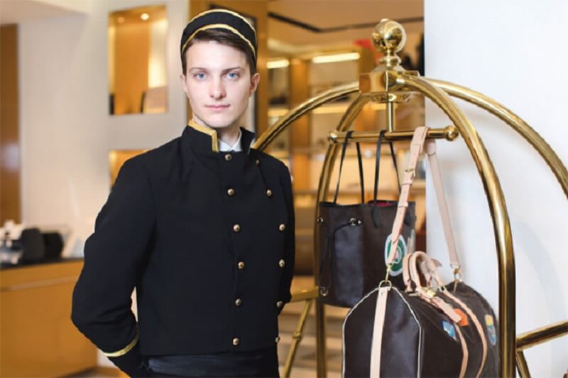 Nhân viên hành lý mang vác hành lý giúp khách hàng