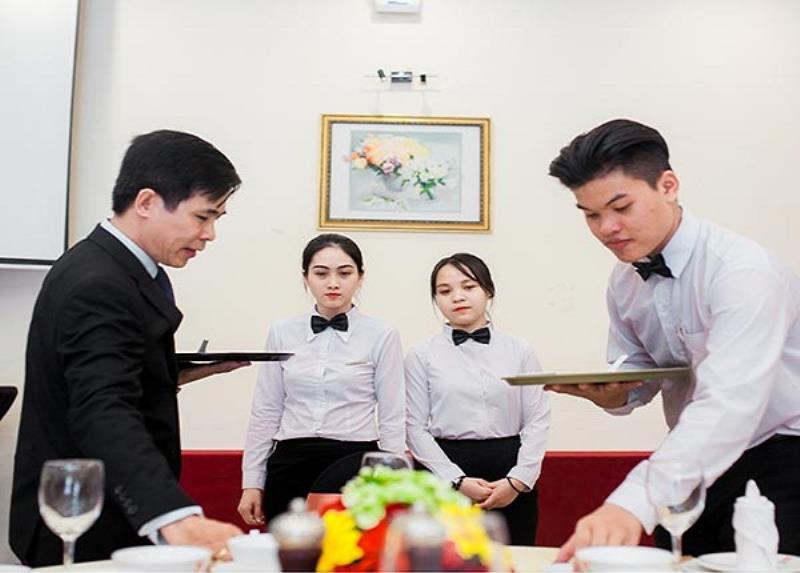 Đào tạo nhân viên phục vụ bàn trong khách sạn