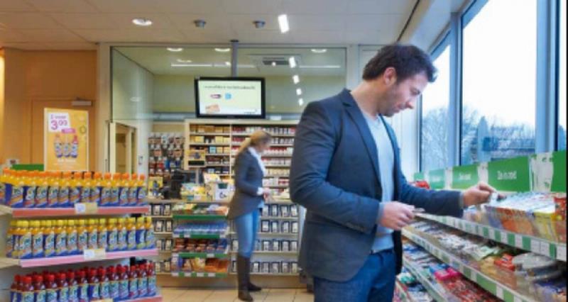 Nhân viên trưng bày sản phẩm đi khảo sát thực tế