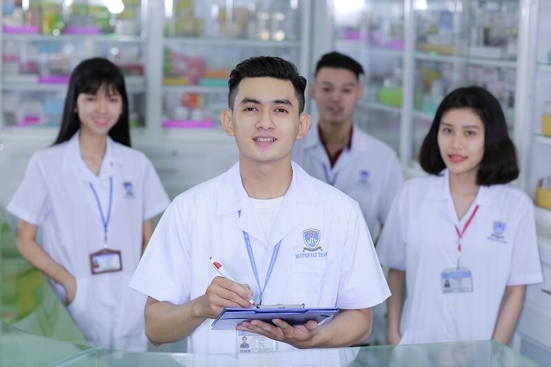 Dược sĩ bán thuốc tại quầy