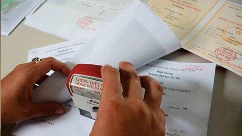 Nhờ người khác công chứng sơ yếu lý lịch sẽ bị phạt tiền