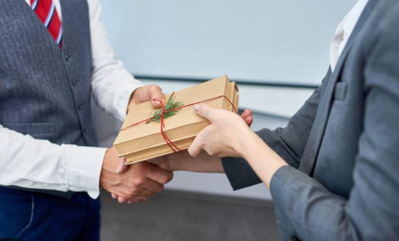 Trình bày nội dung chính trong quyết định tặng quà cho khách hàng