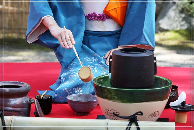 Nước trà phải là nước tinh khiết và giữ ở nhiệt độ khoảng 90 độ C