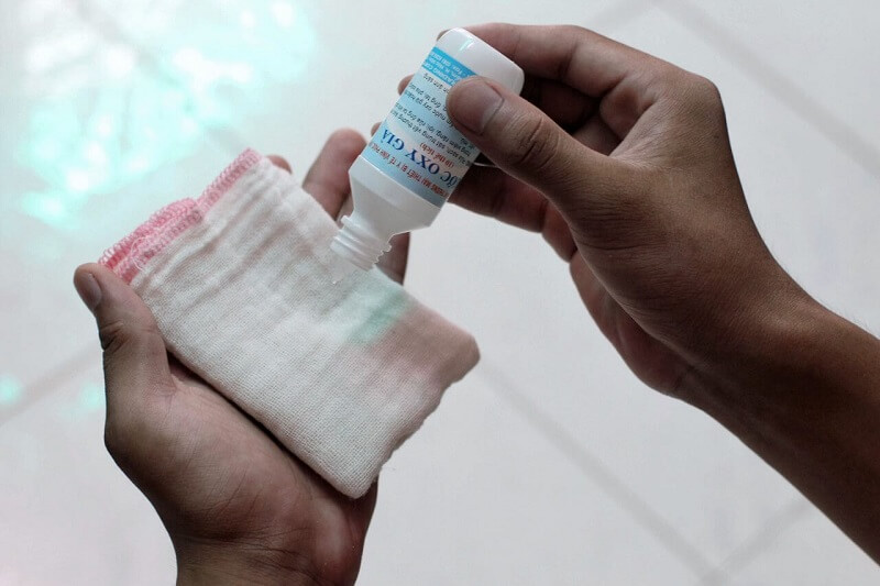 Sử dụng oxy già để tẩy quần áo bị mốc