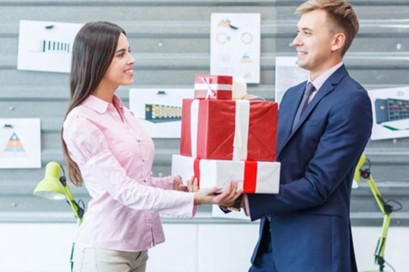 Kết thúc quyết định tặng quà khách hàng trình bày ra sao