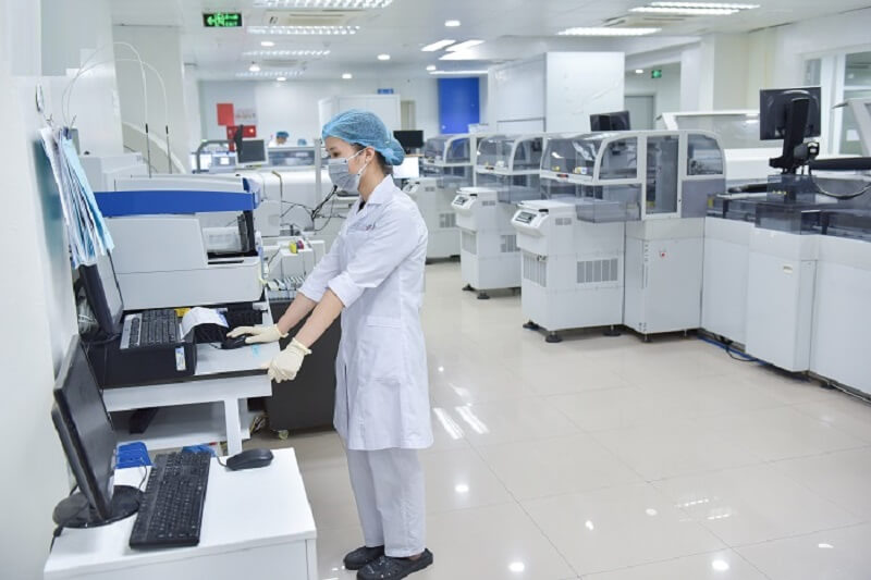 Quy trình phân tích mẫu máu được thực hiện tự động bằng máy móc