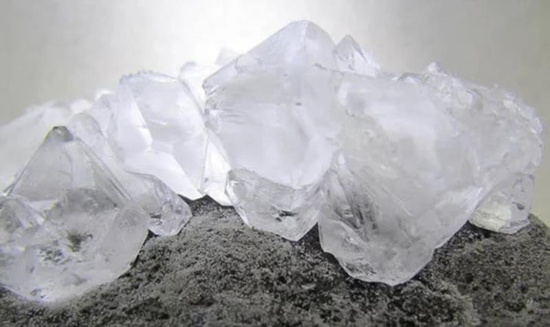 Se khít lỗ chân lông nhờ tác dụng làm se của phèn chua