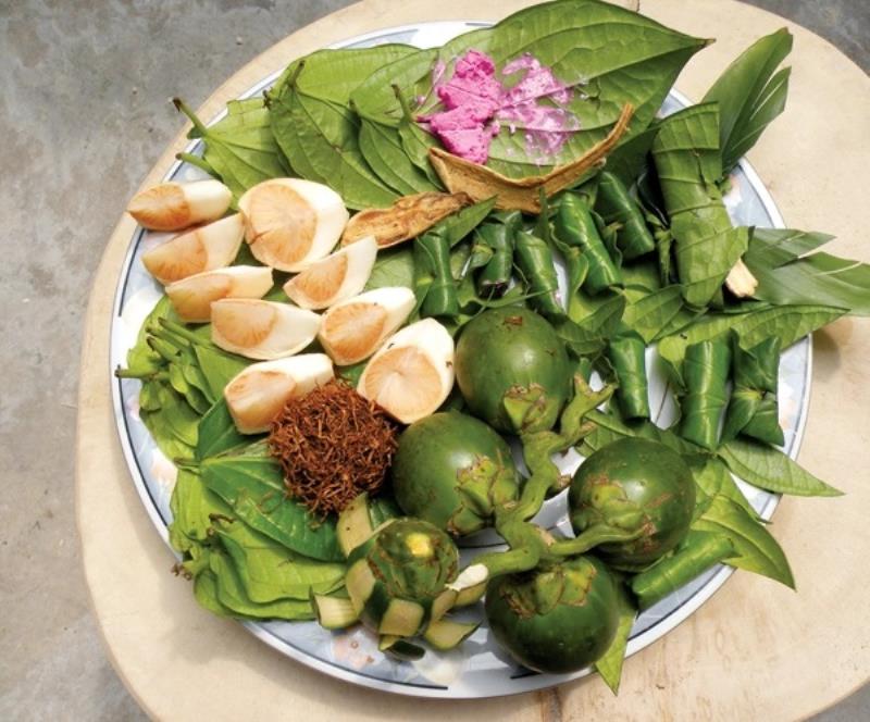 Phong tục là thói quen ăn sâu vào đời sống xã hội