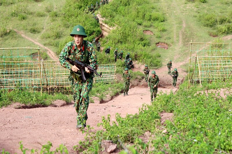 Quân nhân tham gia huấn luyện