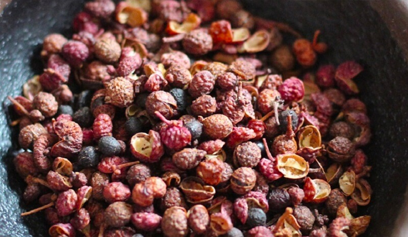 Quả mắc khén khi chín có màu vàng hồng