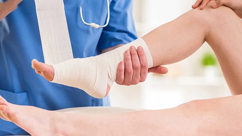 Quấn băng vết bị cắn