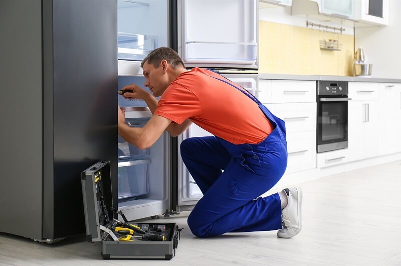 Kỹ thuật viên sửa chữa quạt gió tủ lạnh
