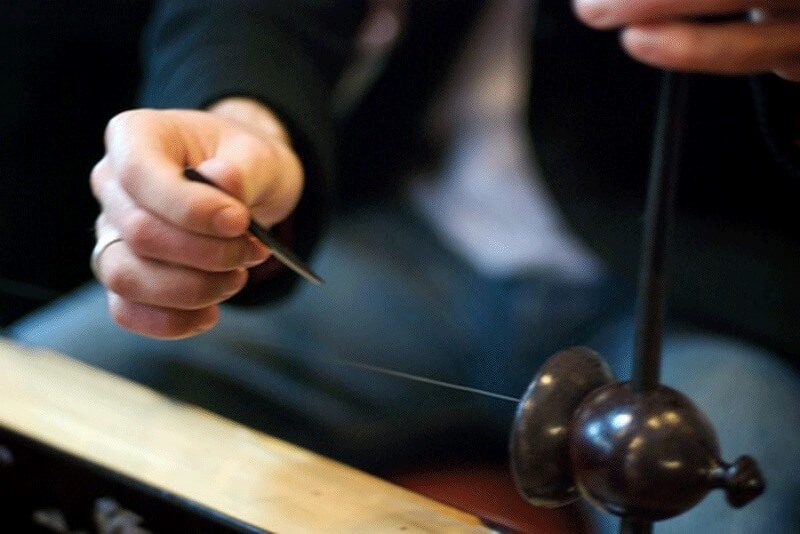 Que khẩy đàn không quá mềm cũng không được quá cứng