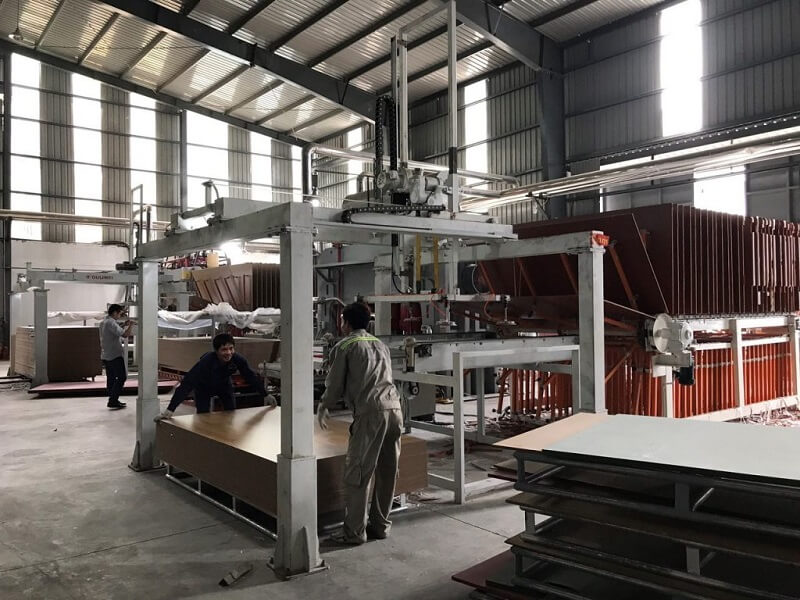 Ván Plywood trải qua nhiều công đoạn ép nhiệt, ép keo