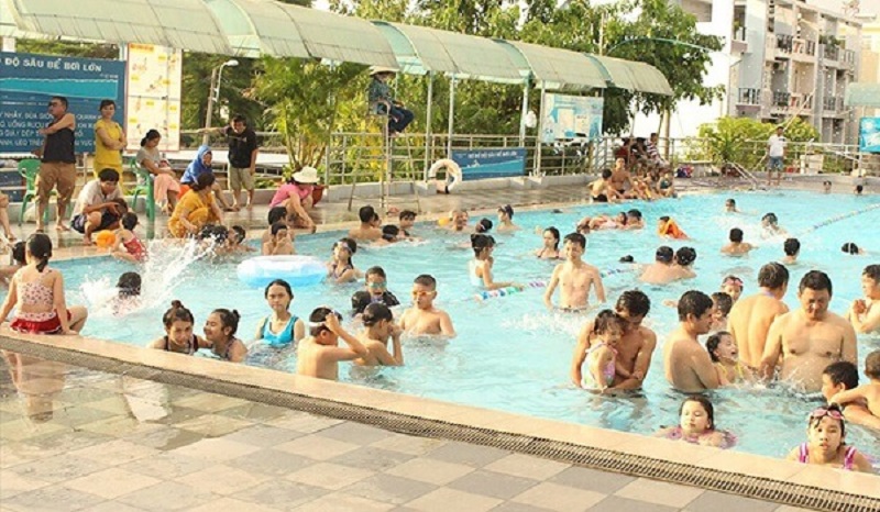 Quan sát tình hình diễn ra tại hồ bơi