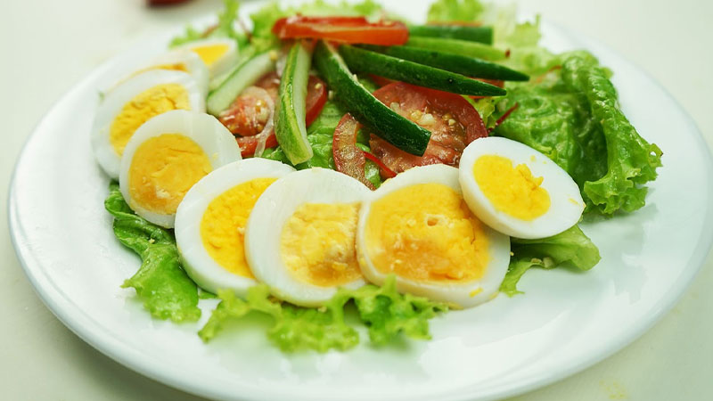 Salad rau củ trứng gà