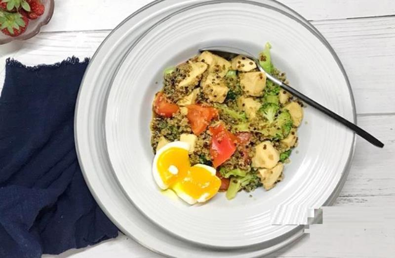 Salad ức gà kiều mạch đơn giản và dễ làm