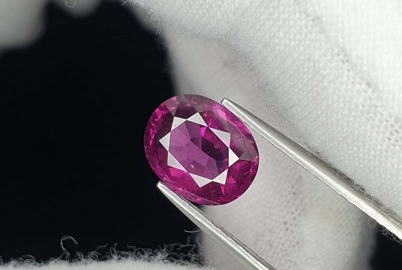Sapphire tím có độ quý hiếm và giá thành cao hơn Amethyst
