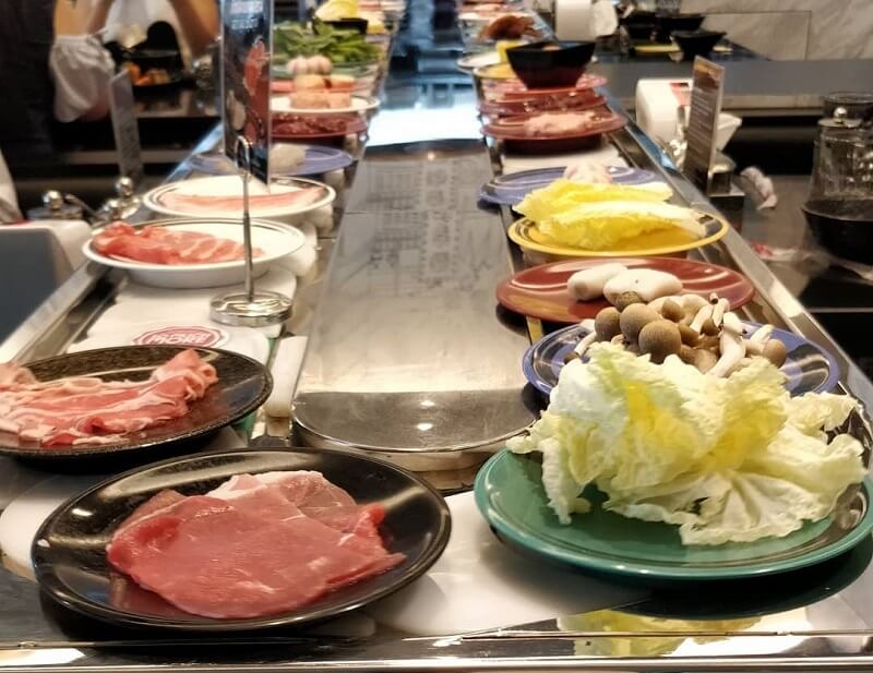 Thực khách có thể trải nghiệm tiệc semi buffet ở nhiều địa điểm khác nhau