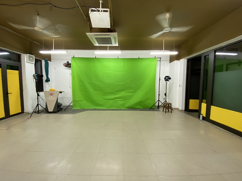 Phụ quen thuộc trong studio 