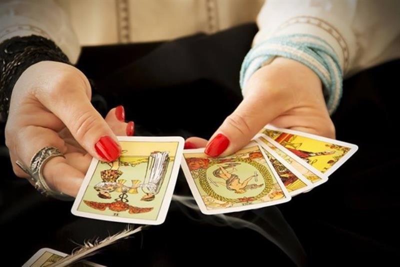 Nên sử dụng bộ bài Tarot nào trong bói toán