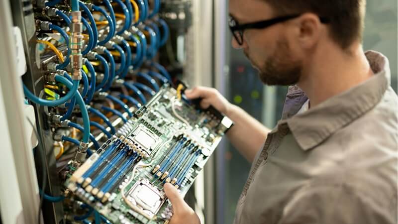 Công việc của kỹ sư cơ khí là sửa chữa máy móc