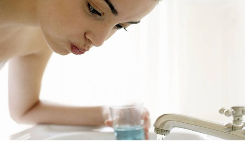 Súc miệng nhầm bằng cồn 70 độ