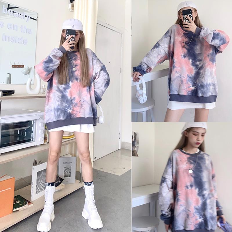 Sweater loang màu tạo nên hiệu ứng nổi bật