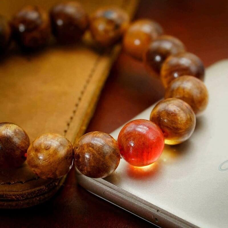 Gỗ huyết rồng được cho là có khả năng xua đuổi vận rủi