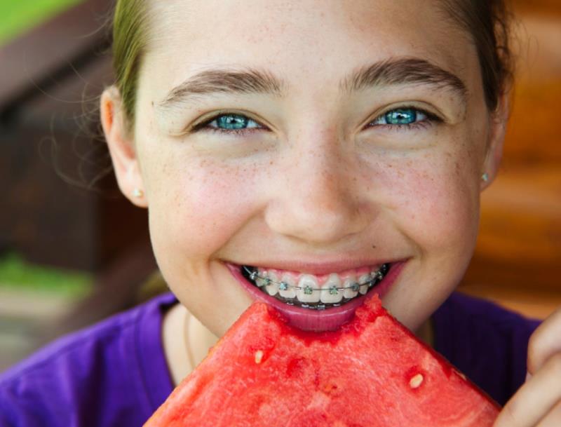 Tập nhai thức ăn khi răng đã bớt ê để tránh hóp má